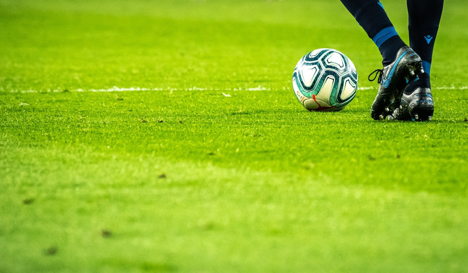 Smartphone en main pendant un match — usage second écran
